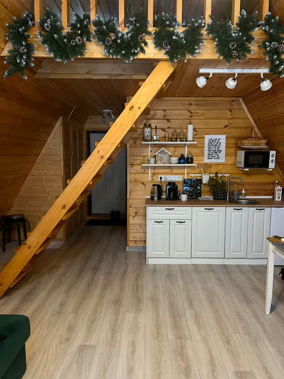 Уютный треугольный дом в окружении леса