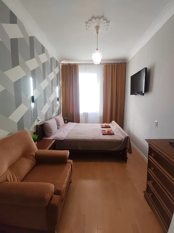 Трёхкомнатная квартира с раздельными комнатами, балконом в центре