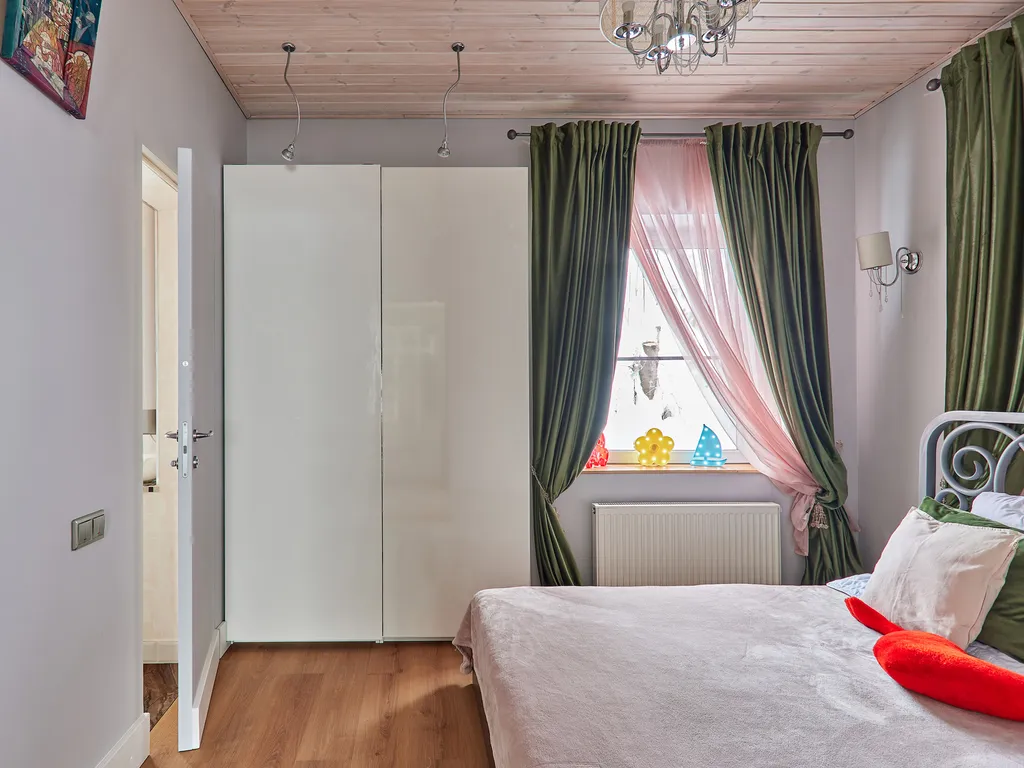 Красивый коттедж у озера для семьи в 20 минутах от города