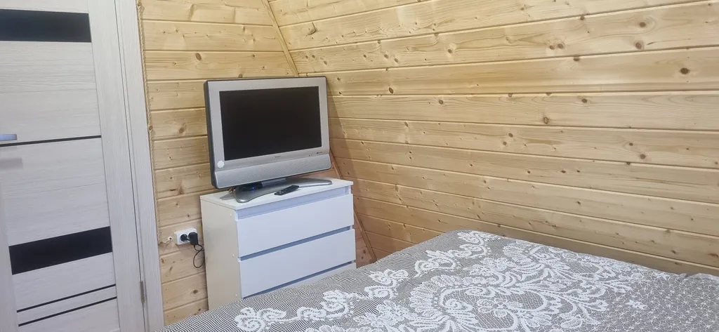 Дом-шалаш с видом на лес