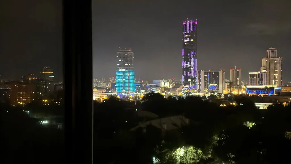 Видовая квартира с панорамным окном в центре — аренда посуточно в Екатеринбург