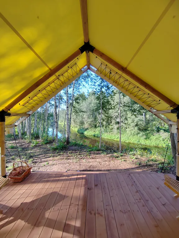 Сафари тент с живописным видом на реку