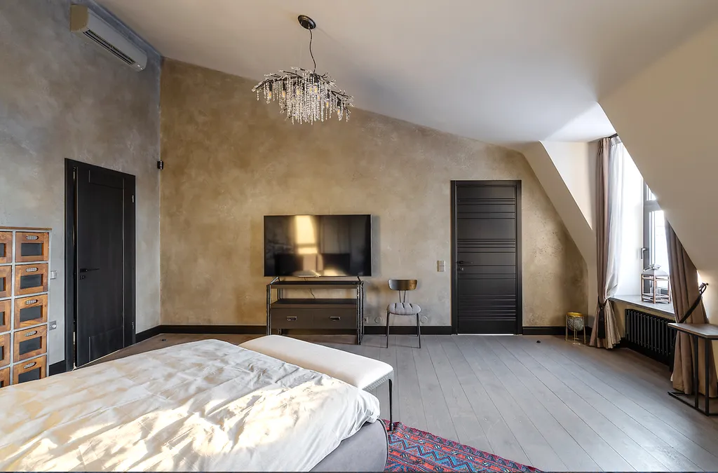 Потрясающая Mанcаpдa c тpемя бaлконaми и видом нa Фoнтанку