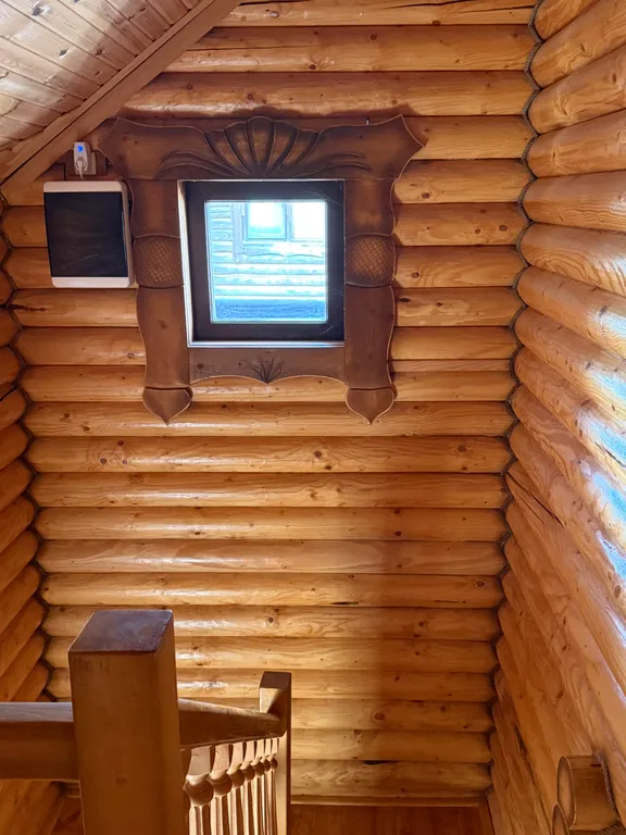 Деревянный домик возле моря