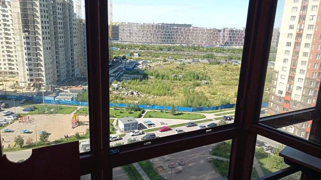 Комната с собственным балконом, где можно курить, электроплитой, вид Питер