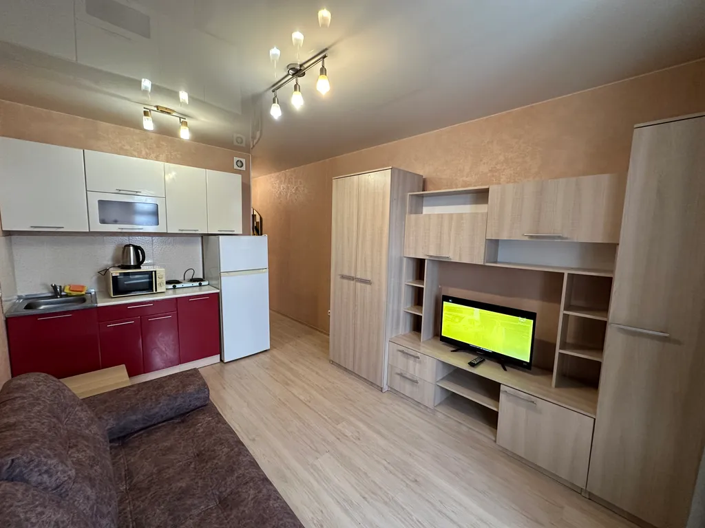 Квартира Студия - диван, стиралка, холодильник, СВЧ, водонагреватель — аренда посуточно в Новосибирск