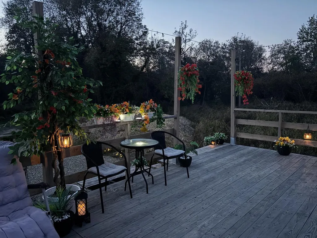 Уютная сфера на побережье