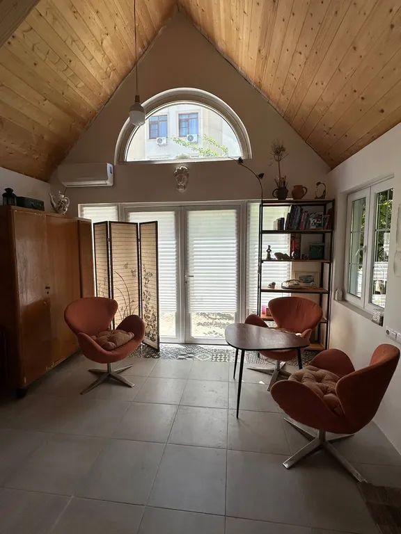 Коттедж Отдельно стоящий домик с балконом и выходом во дворик — Геленджик