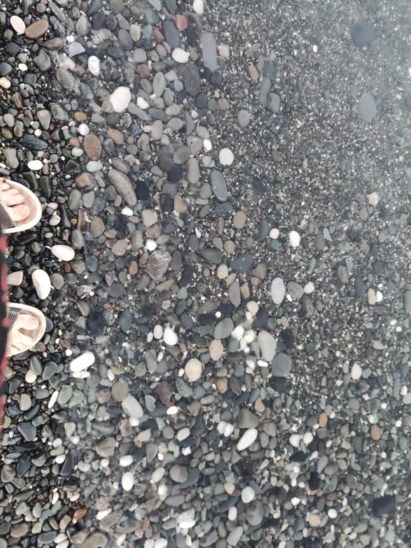 Маяк и море через дорогу