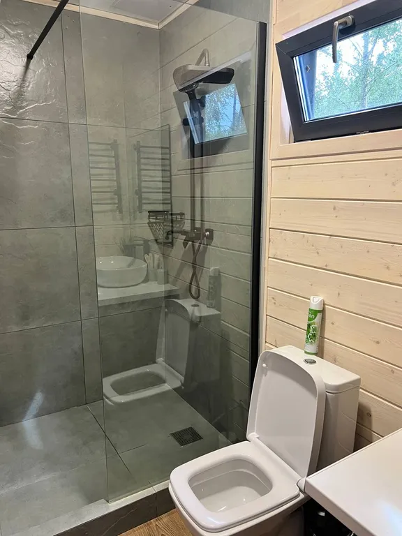 Коттедж Зеркальный дом у детской площадки до 6 человек, с собственной баней — Семеновское