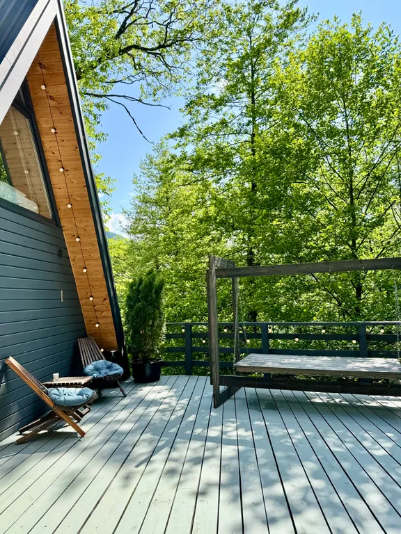 Уютное шале на берегу ручья с баней и купелью на уединенной террасе