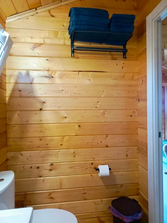 Новый деревянный домик у моря