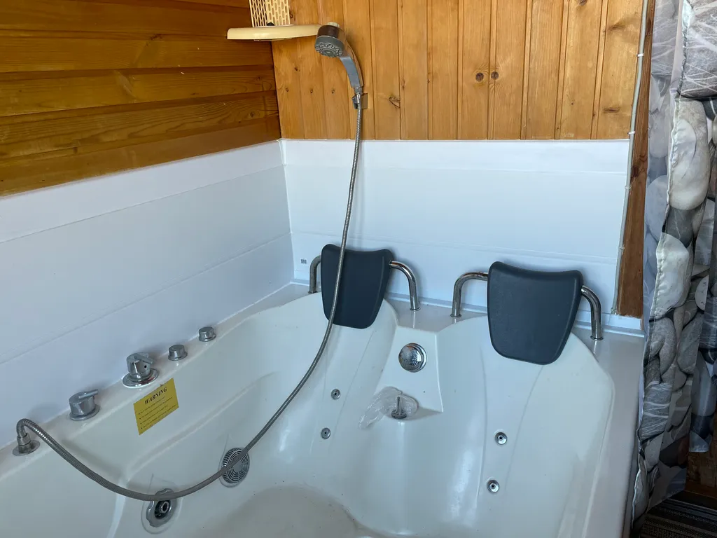 Коттедж Коттедж Уютный 2х этажный классический сруб с 2 спальнями и гостиной — Сириус