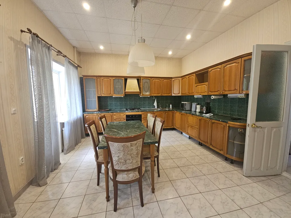 Большой дом в черте города