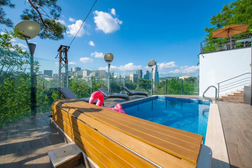 Central apartment with a swimming pool