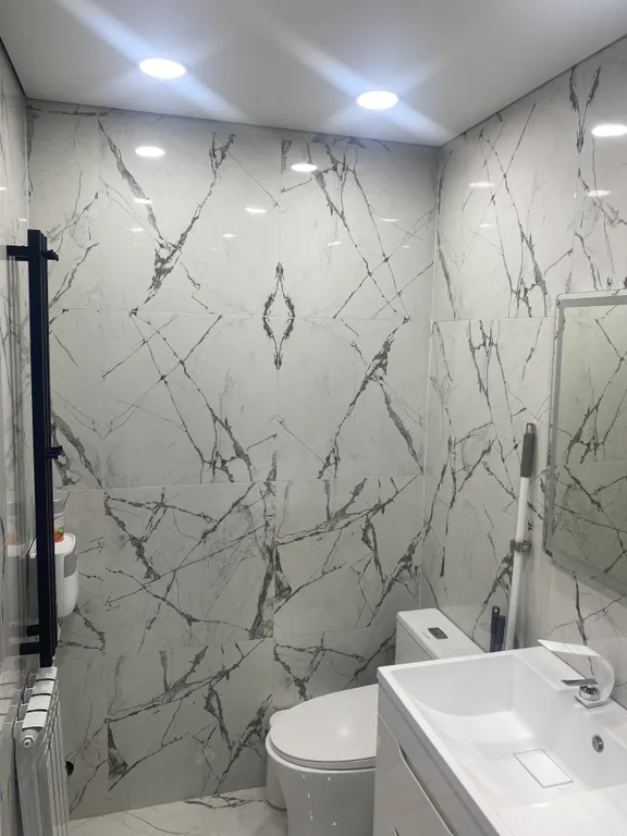 На берегу с видом на море