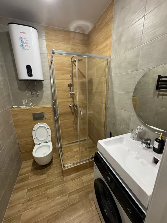 Уютная новая квартира с дизайнерским ремонтом с изолированной спальней