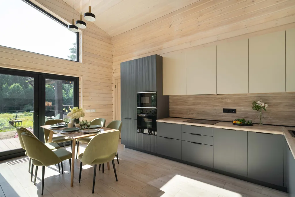 Загородный дом на берегу реки со своим пляжем