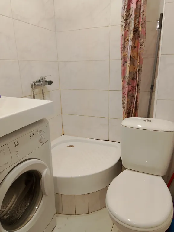 Гостинка-студия в центре у метро Геологическая