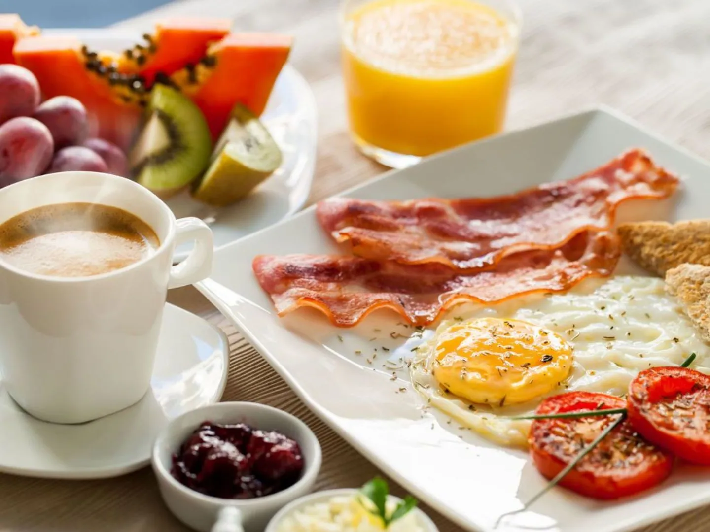 Завтрак: яичница/омлет с беконом, каша на любой вкус, чай/кофе 150-250 руб