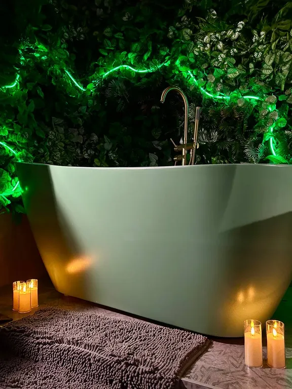 Уютная квартира с джакузи в спальне и массажным креслом