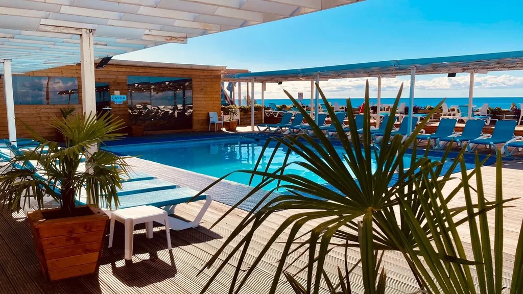 Квартира Уютные апартаменты у пляжа с подогреваемым бассейном — Сириус