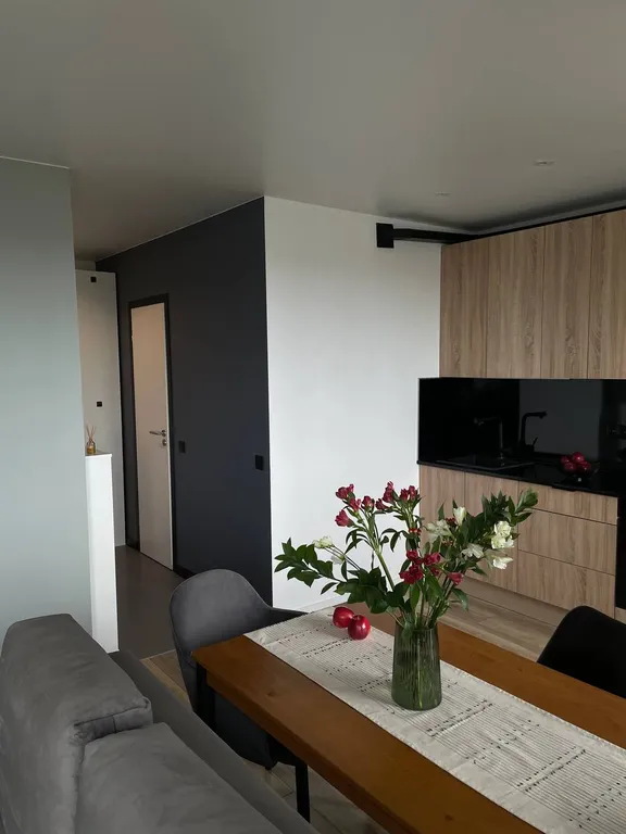 Стильная студия с красивым видом из окна