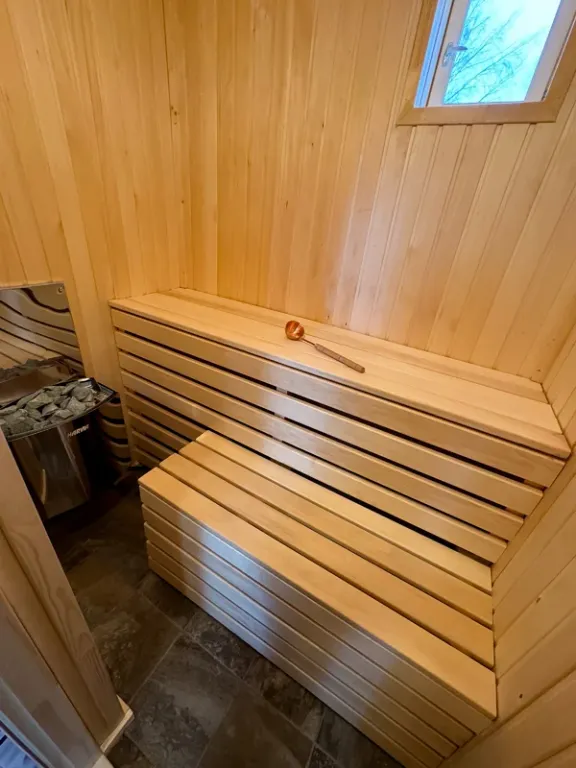 Большой дом на озере с сауной