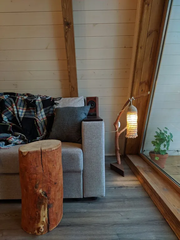 Лесной домик a-frame с террасой на холме, среди высоченных елей и берез