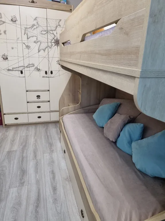 Уютный уголок около лесного озера