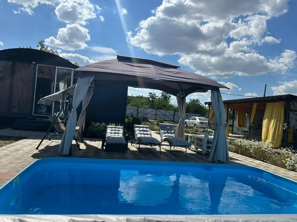 Дачный домик с большой террасой и бассейном