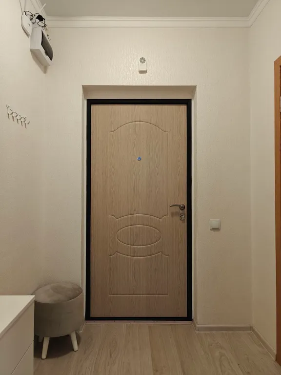 Современная однокомнатная квартира-студия, оформленная в светлых тонах