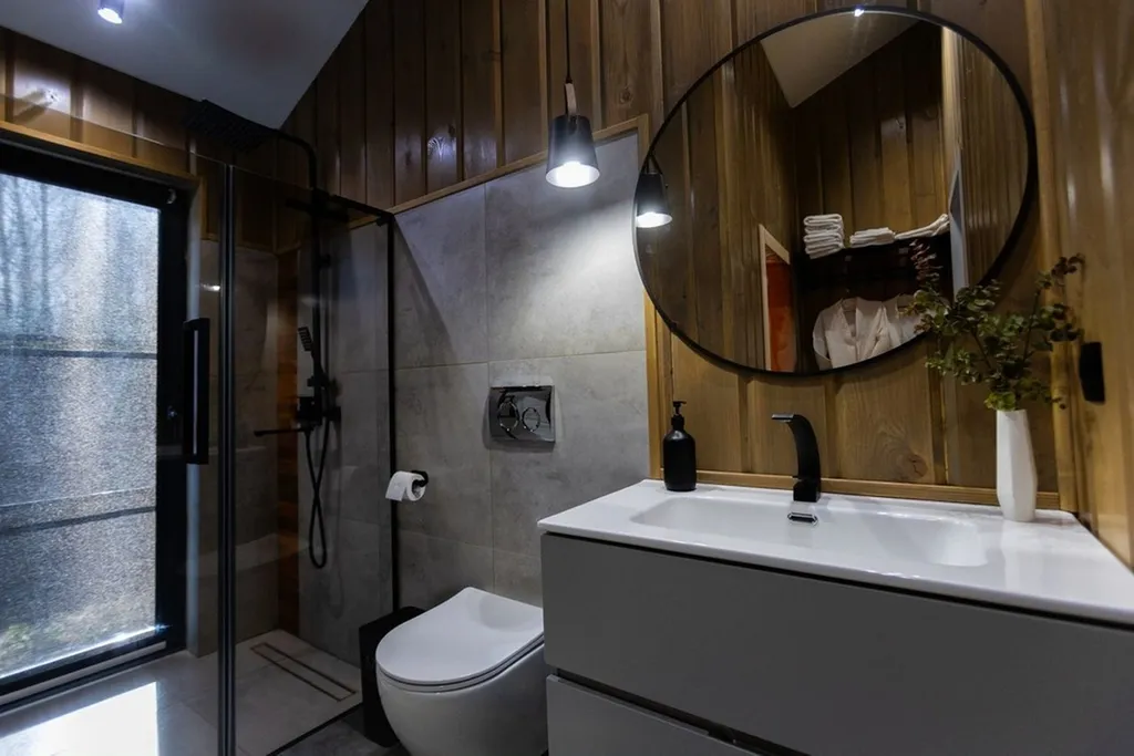 Дизайнерский панорамный дом с сауной в хвойном лесу