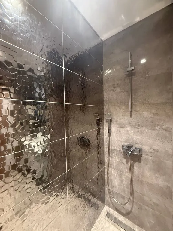 Studio apt with pool and gym near metrobus station