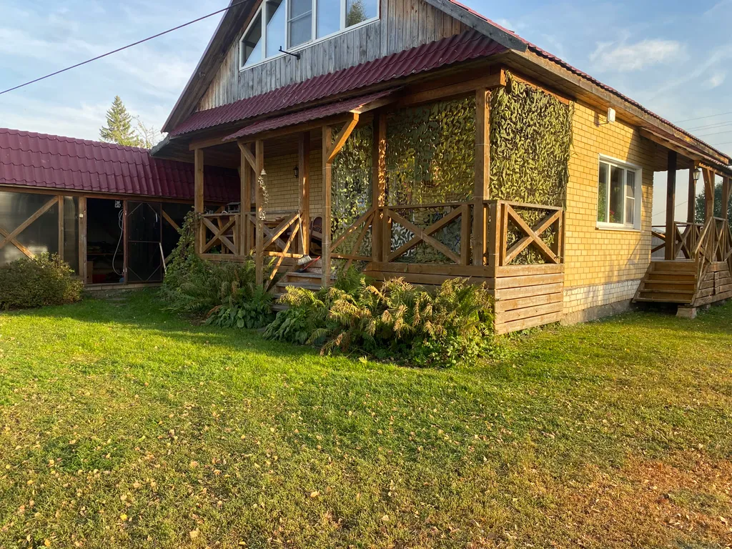 Дом и баня на берегу реки