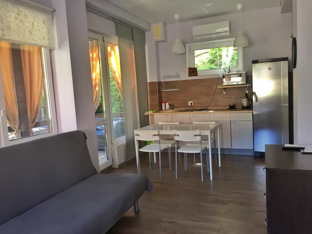 Двухкомнатные апартаменты на первом этаже в частном доме