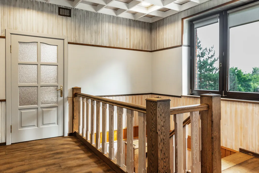 Современный дом с бассейном и сауной для большой компании