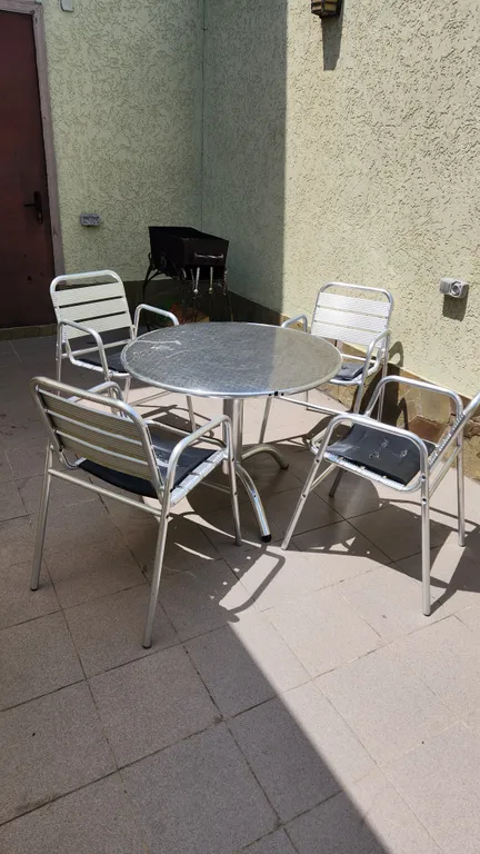 Дом с отдельным двором рядом с Театральной площадью