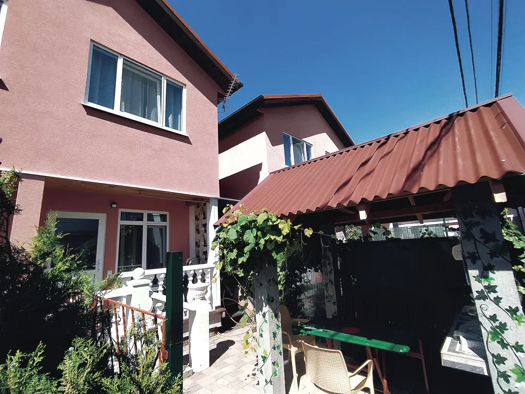 Двухэтажные таунхаусы с личной территорией под ключ