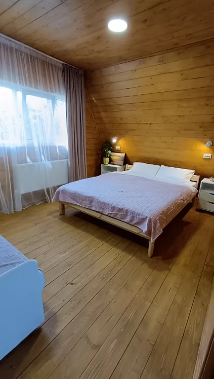 Большой деревянный треугольный дом (афрейм) с видом на бештау