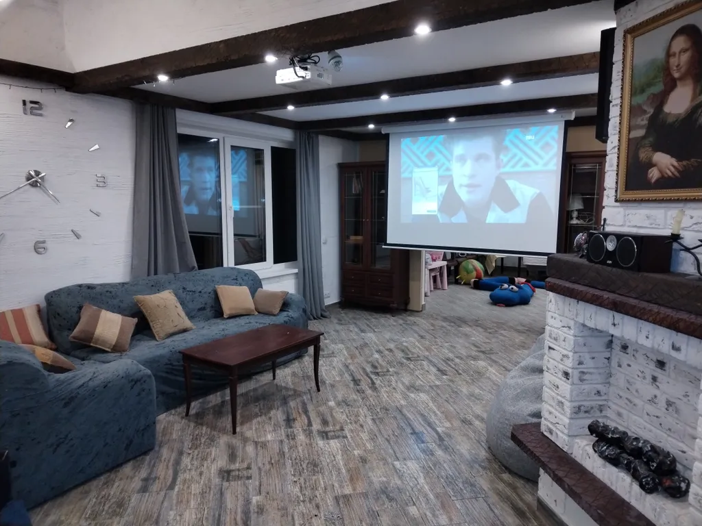 Большой коттедж в лесу