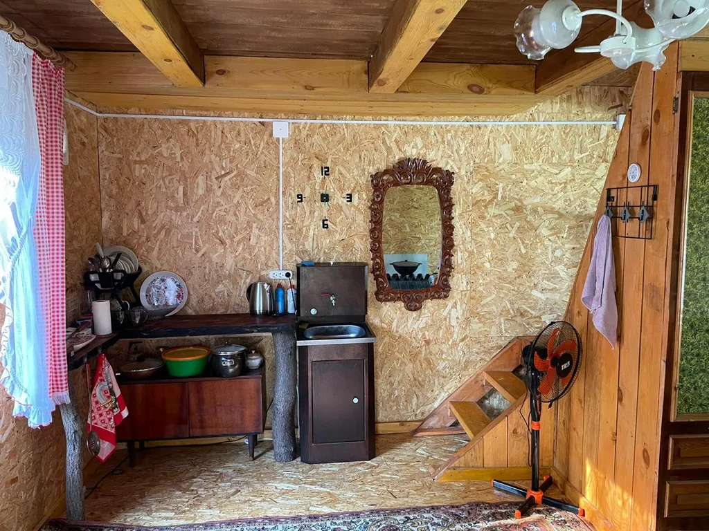 Уютный домик рядом с озером в природном тихом месте