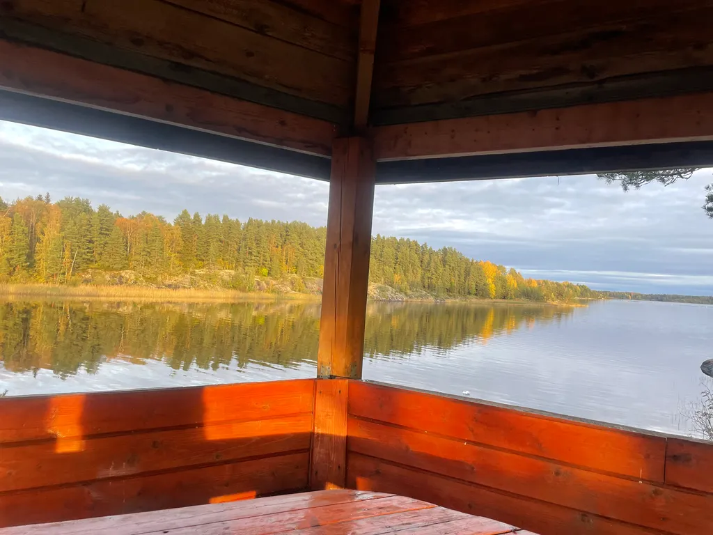 Большой уютный деревянный коттедж на самом берегу Ладожских шхер