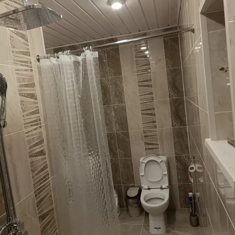 Дом на песчаном берегу озера