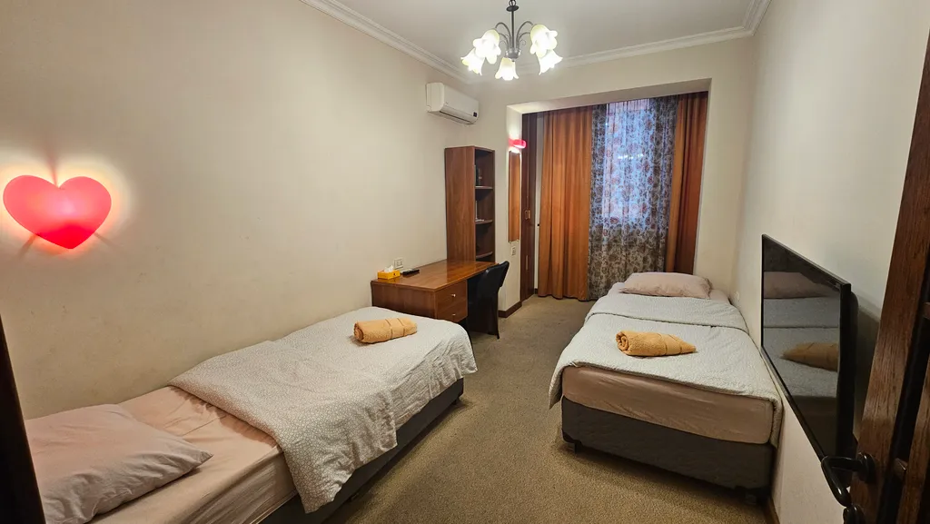 Просторная, светлая квартира с двумя спальнями, малый центр