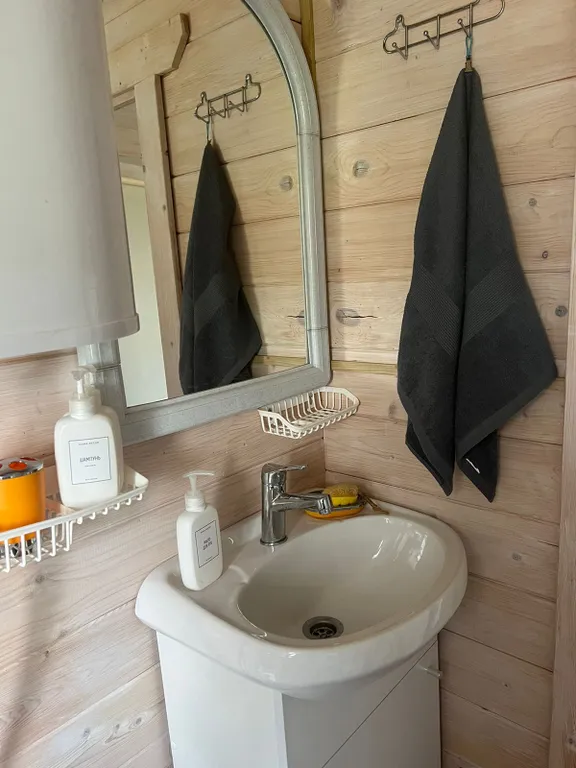 Коттедж Уютный домик на большом участке у озера — Никулино