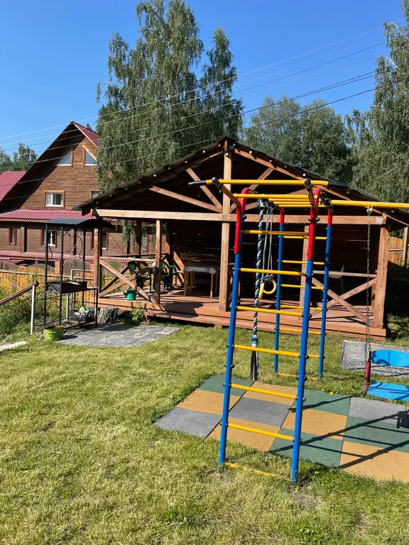 Дом с баней и детской площадкой, рядом лес и горы