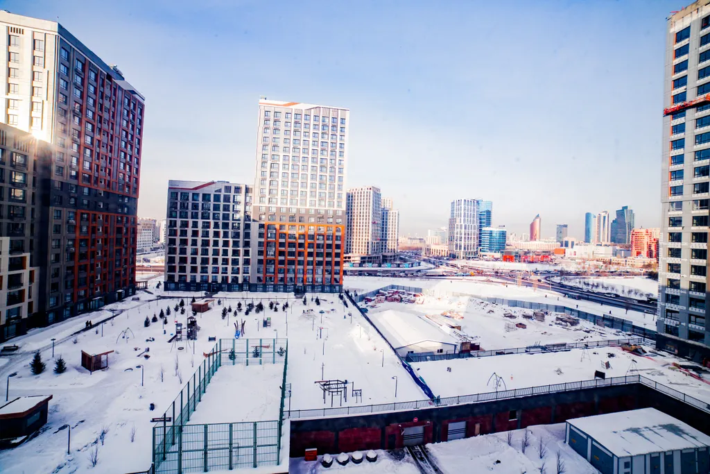 Рядом с Хан шатыр. Центр города Астана