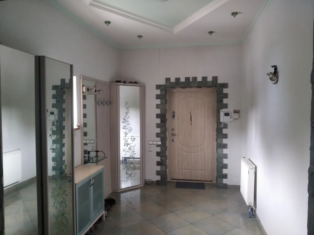 Квартира отдельная на первом этаже частного дома