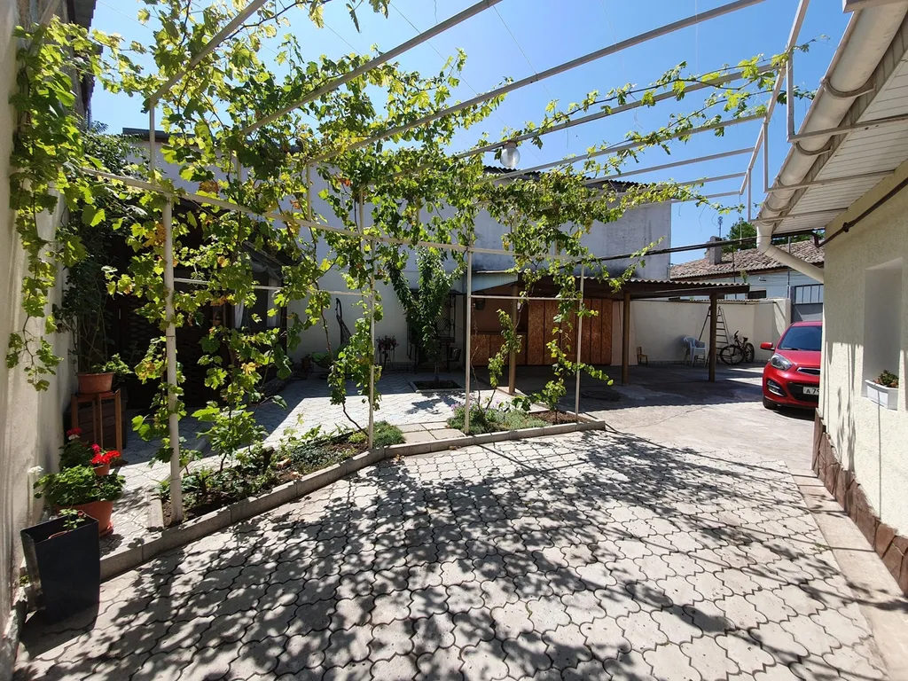 Дом со своим большим двором